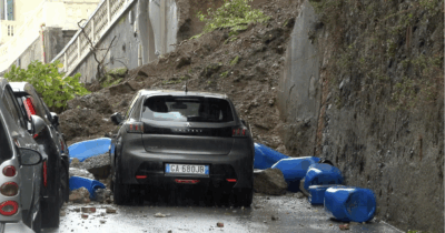 Copertina di Forti piogge a Genova, frana un muraglione in zona Pegli. Esondato il rio Fegino in Valpolcevera