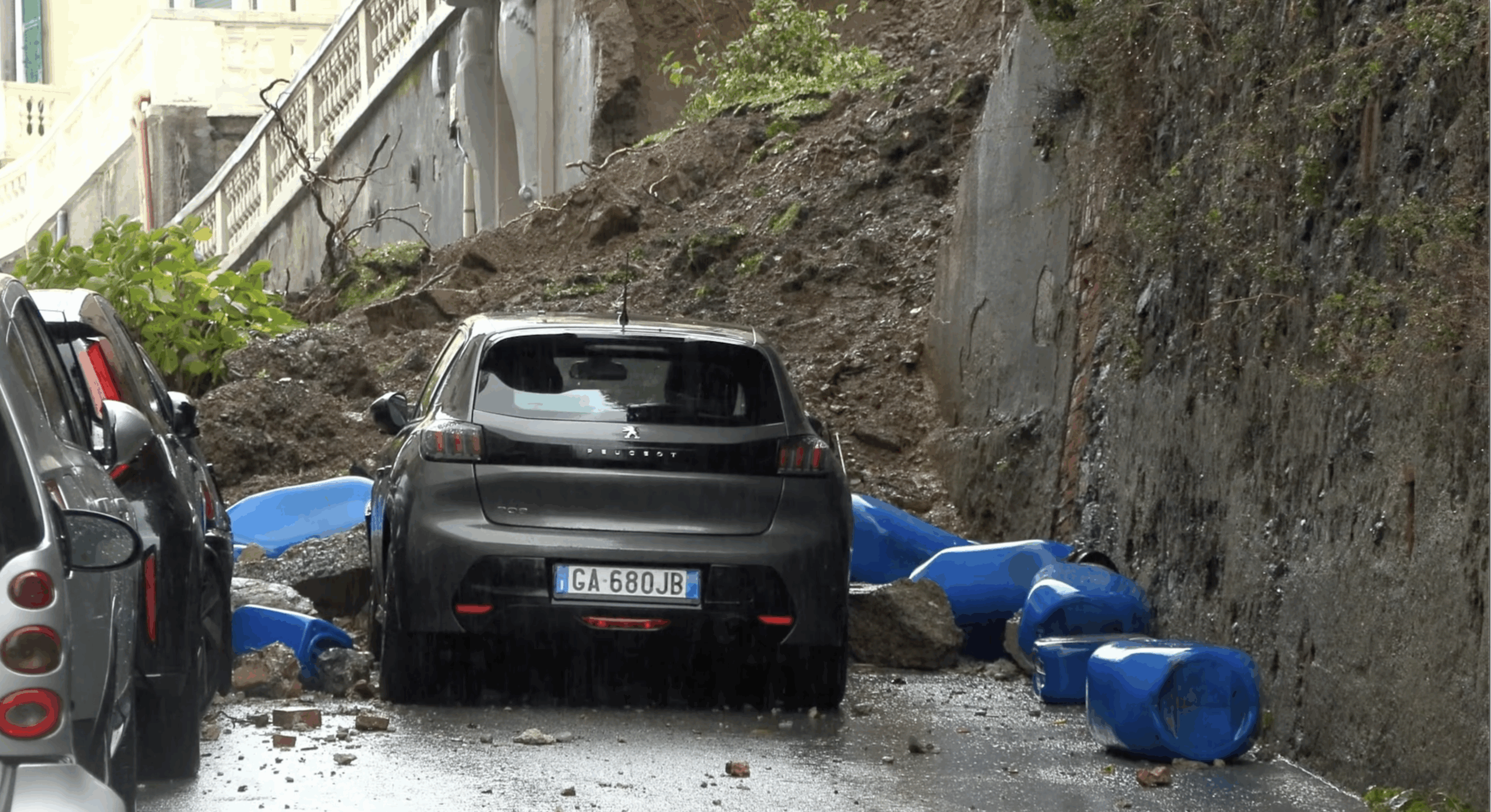 Forti piogge a Genova, frana un muraglione in zona Pegli. Esondato il rio Fegino in Valpolcevera Forti piogge a Genova, frana un muraglione in zona Pegli. Esondato il rio Fegino in Valpolcevera