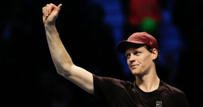 Copertina di Sinner parte piano, poi cambia marcia e con De Minaur non c’è più storia: è in finale a Torino | Il commento del match