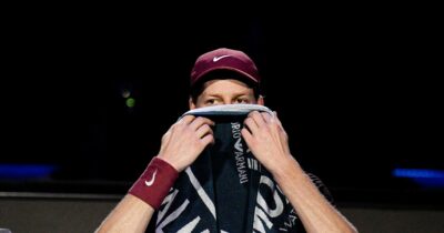 Copertina di “Mi copro la testa con l’asciugamano? No, no, non è per soffiarmi il naso, sto bene”: Sinner tranquillizza tutti in vista della finale