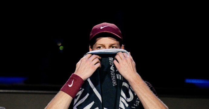 “Mi copro la testa con l’asciugamano? No, no, non è per soffiarmi il naso, sto bene”: Sinner tranquillizza tutti in vista della finale