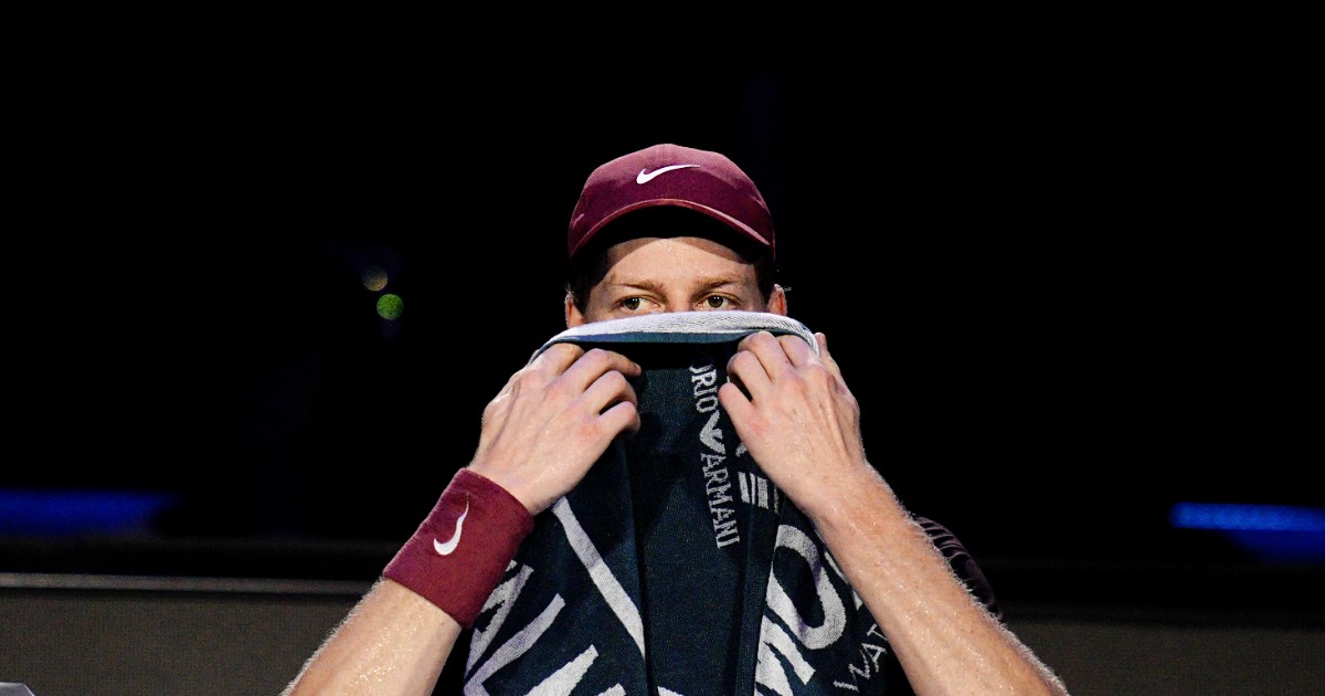 “Mi copro la testa con l’asciugamano? No, no, non è per soffiarmi il naso, sto bene”: Sinner tranquillizza tutti in vista della finale “Mi copro la testa con l’asciugamano? No, no, non è per soffiarmi il naso, sto bene”: Sinner tranquillizza tutti in vista della finale