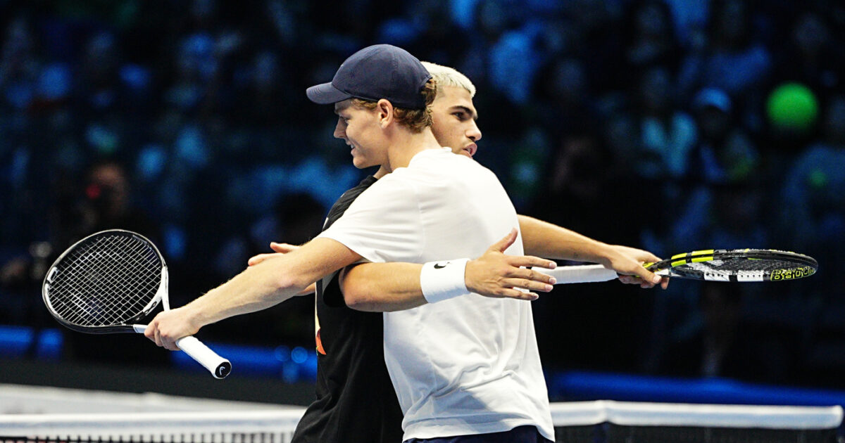 Atp Finals, l’abbraccio tra Sinner e Alcaraz prima della finale a Torino | Video Atp Finals, l’abbraccio tra Sinner e Alcaraz prima della finale a Torino | Video
