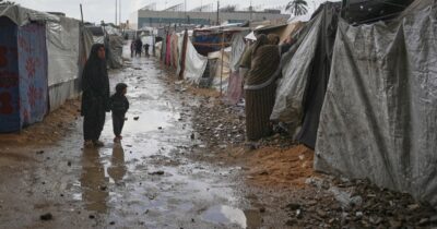 Copertina di Gaza, Unrwa: “Israele blocca gli aiuti e viola il diritto internazionale”. Oms: “4mila bambini in attesa di uscire per cure salvavita”