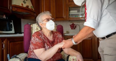 Copertina di Caregiver, l’Oms diffonde un corso gratis online per aiutare a prendersi cura di se stessi e degli altri