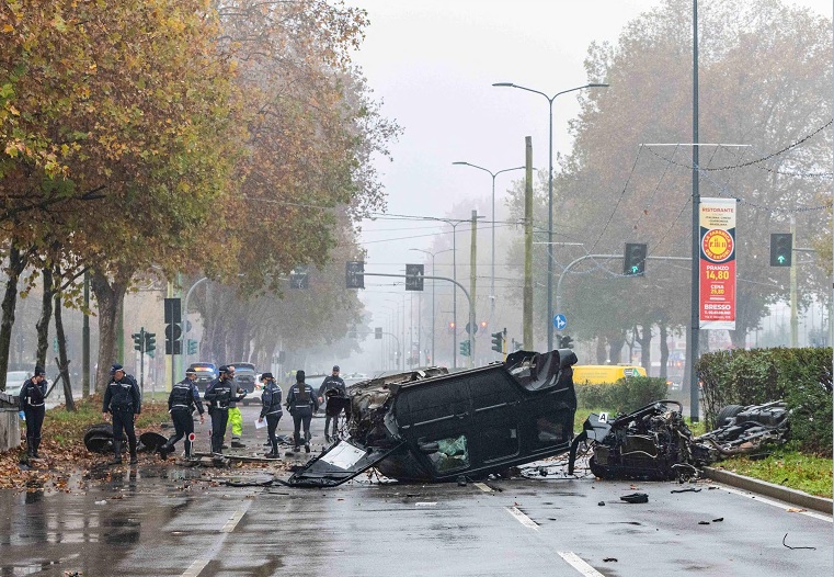 Scontro tra due auto a Milano: quattro giovani feriti, gravissimo un 21enne Scontro tra due auto a Milano: quattro giovani feriti, gravissimo un 21enne