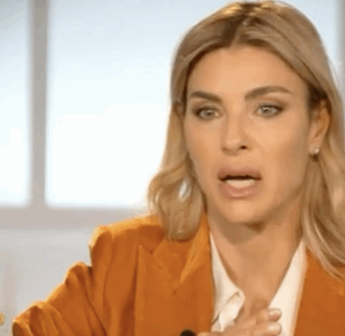 “Le vicende di mio figlio strumentalizzate in maniera schifosa. Il giudizio era ‘è figlio di ricchi, benestanti, chissà che vita gli hanno fatto fare’, e io questa mer** l’ho sentita”: lo sfogo di Martina Colombari