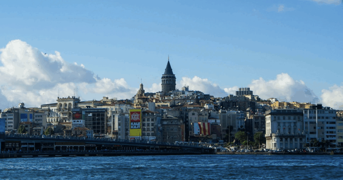 Mamma e figli di 3 e 6 anni sono morti mentre erano in vacanza a Istanbul, grave il padre: evacuato l’hotel dove alloggiavano