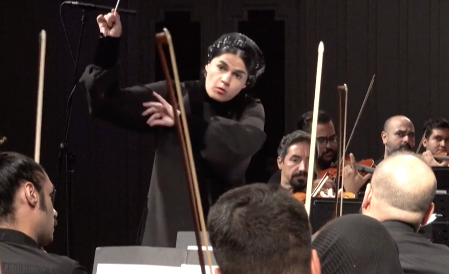 Iran, Paniz Faryoussefi è la prima donna direttrice d’orchestra: “Spero sia l’inizio di una nuova era” Iran, Paniz Faryoussefi è la prima donna direttrice d’orchestra: “Spero sia l’inizio di una nuova era”