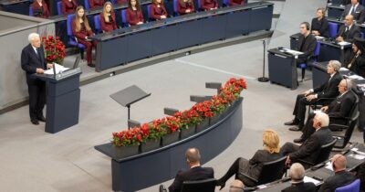 Copertina di Mattarella: “Da Gaza a Kiev, chi uccide civili non può restare impunito”. L’alert sul nucleare: “Nuovi dottor Stranamore amano la bomba”