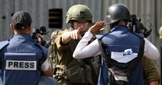 Copertina di West Bank, i 10 arresti “spot” tra i coloni dopo l’aggressione ai diplomatici europei: “Il governo Netanyahu continua a frenare le indagini”