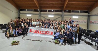 Copertina di “Il sistema clientelare costringe migliaia di persone a emigrare”: in Sicilia nasce il movimento per il diritto a restare