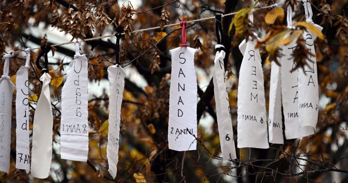 Brescia, duemila strisce di tessuto per non dimenticare i bambini uccisi a Gaza Brescia, duemila strisce di tessuto per non dimenticare i bambini uccisi a Gaza