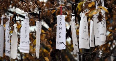 Copertina di Brescia, 20mila strisce di tessuto per non dimenticare i bambini uccisi a Gaza