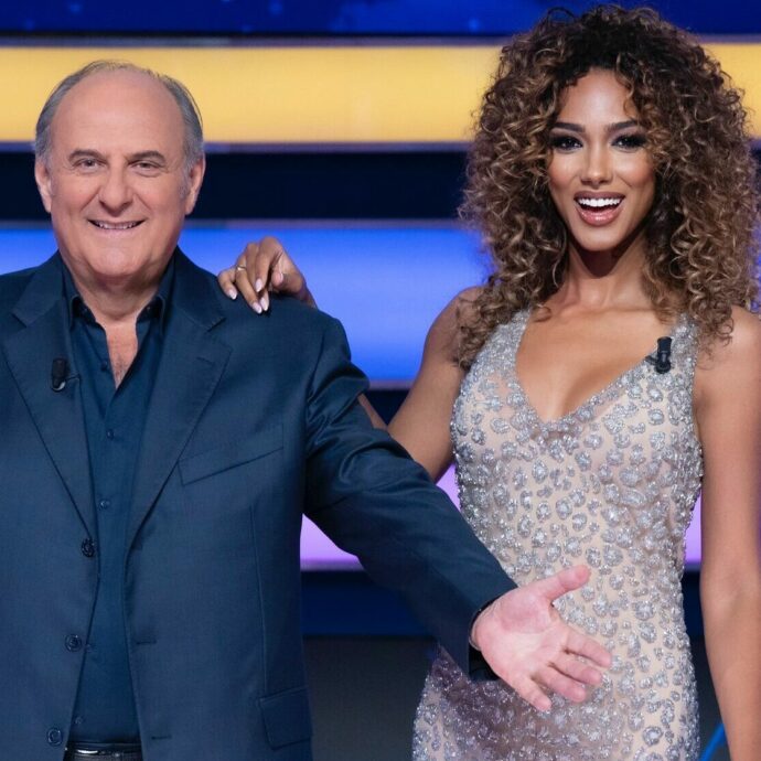 “Vada nuda sul balcone, vediamo cosa succede”: la battuta di Gerry Scotti a Samira alla “Ruota della fortuna”