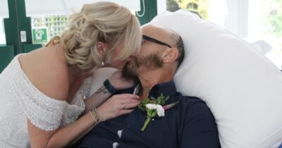 Copertina di “Avremmo dovuto farlo anni fa”: lui è malato di tumore e le sue condizioni peggiorano improvvisamente, Karl e Sarah si sposano nel giro di 48 ore in hospice