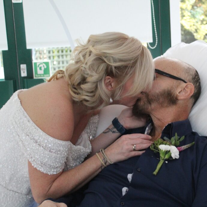 “Avremmo dovuto farlo anni fa”: lui è malato di tumore e le sue condizioni peggiorano improvvisamente, Karl e Sarah si sposano nel giro di 48 ore in hospice