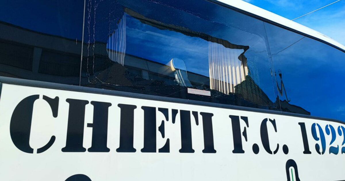 altro agguato ultras a un pullman in venti invadono la strada e lanciano pietre contro il bus del chieti calcio da Ilfattoquotidiano.it altro agguato ultras a un pullman in venti invadono la strada e lanciano pietre contro il bus del chieti calcio