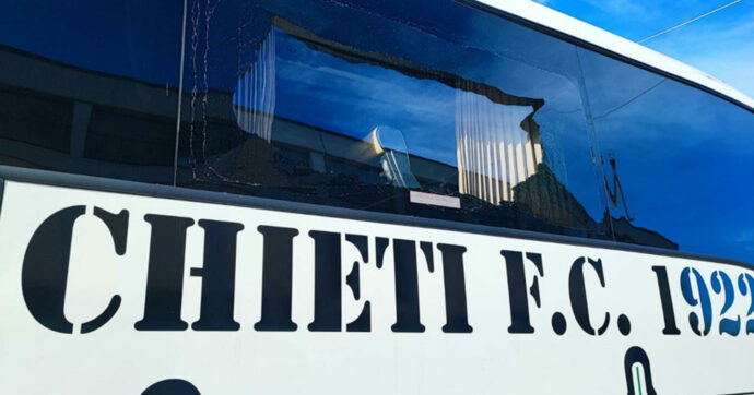 Altro agguato ultras a un pullman: in venti invadono la strada e lanciano pietre contro il bus del Chieti Calcio