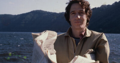 Copertina di “Rino Gaetano veniva considerato una sorta di Calimero, ma era un fenomeno vero e irriverente verso il sistema”: ecco il docu-film “Sempre più blu”