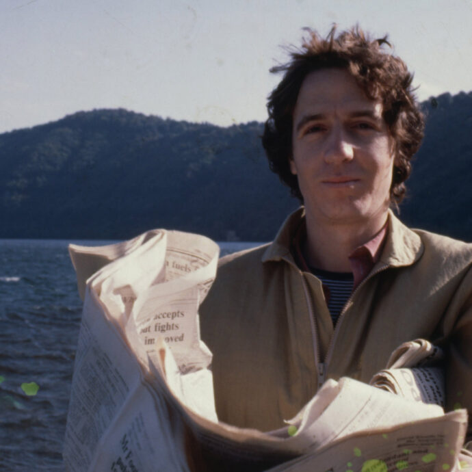 “Rino Gaetano veniva considerato una sorta di Calimero, ma era un fenomeno vero e irriverente verso il sistema”: ecco il docu-film “Sempre più blu”