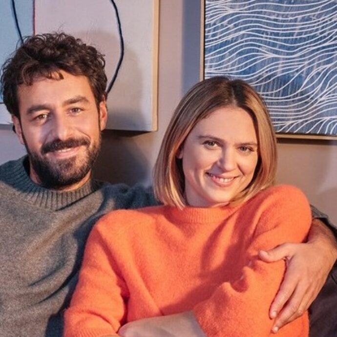 “Le relazioni oggi? Più egoismo e meno voglia di condividere. I bug dell’amore sempre gli stessi come la lavatrice fatta male o il bicchiere messo fuori posto”: così Brenda Lodigiani e Michele Rosiello