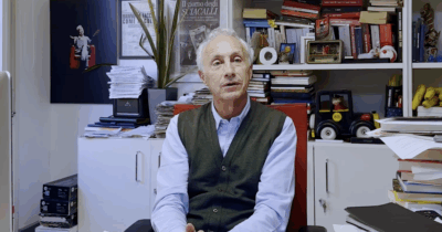 Copertina di “In un periodo buio per l’informazione, teniamo accesa la luce del Fatto Quotidiano”. Travaglio spiega perché è importante abbonarsi ora (a metà prezzo)