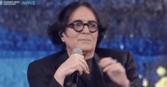 Copertina di “Mi sentivo addosso la monnezza, i miei amici dentro alla 500 si rollavano le canne con l’olio indiano. Non riuscivo più a dormire, ho chiesto aiuto a papà”: così Renato Zero