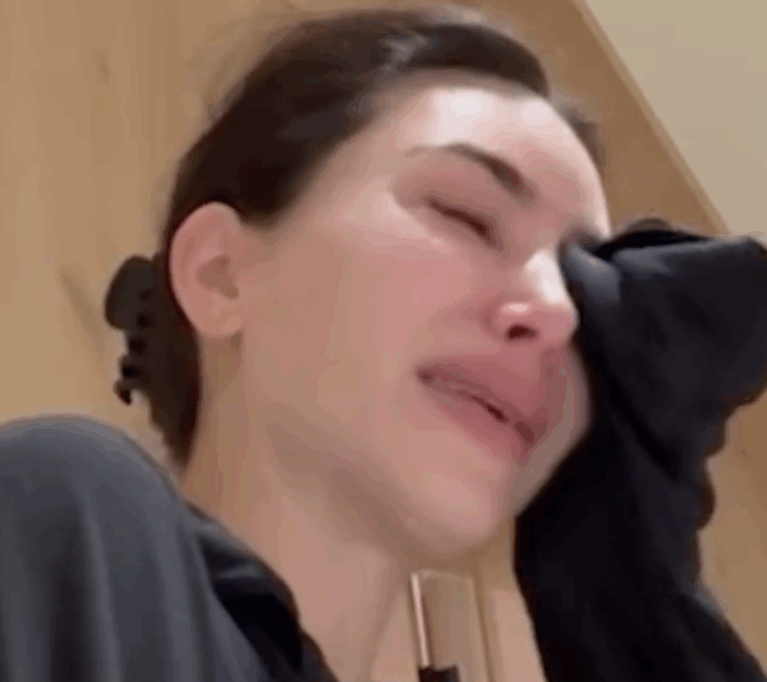 “Sento che il mio cervello sta per esplodere. Non ho superato l’esame di abilitazione, è stato deludente”: Kim Kardashian in preda a una crisi di pianto – VIDEO