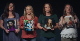 Copertina di “Avevo 14 anni quando ho incontrato Epstein”: il video delle vittime dell’imprenditore Usa per chiedere la pubblicazione di tutti i file