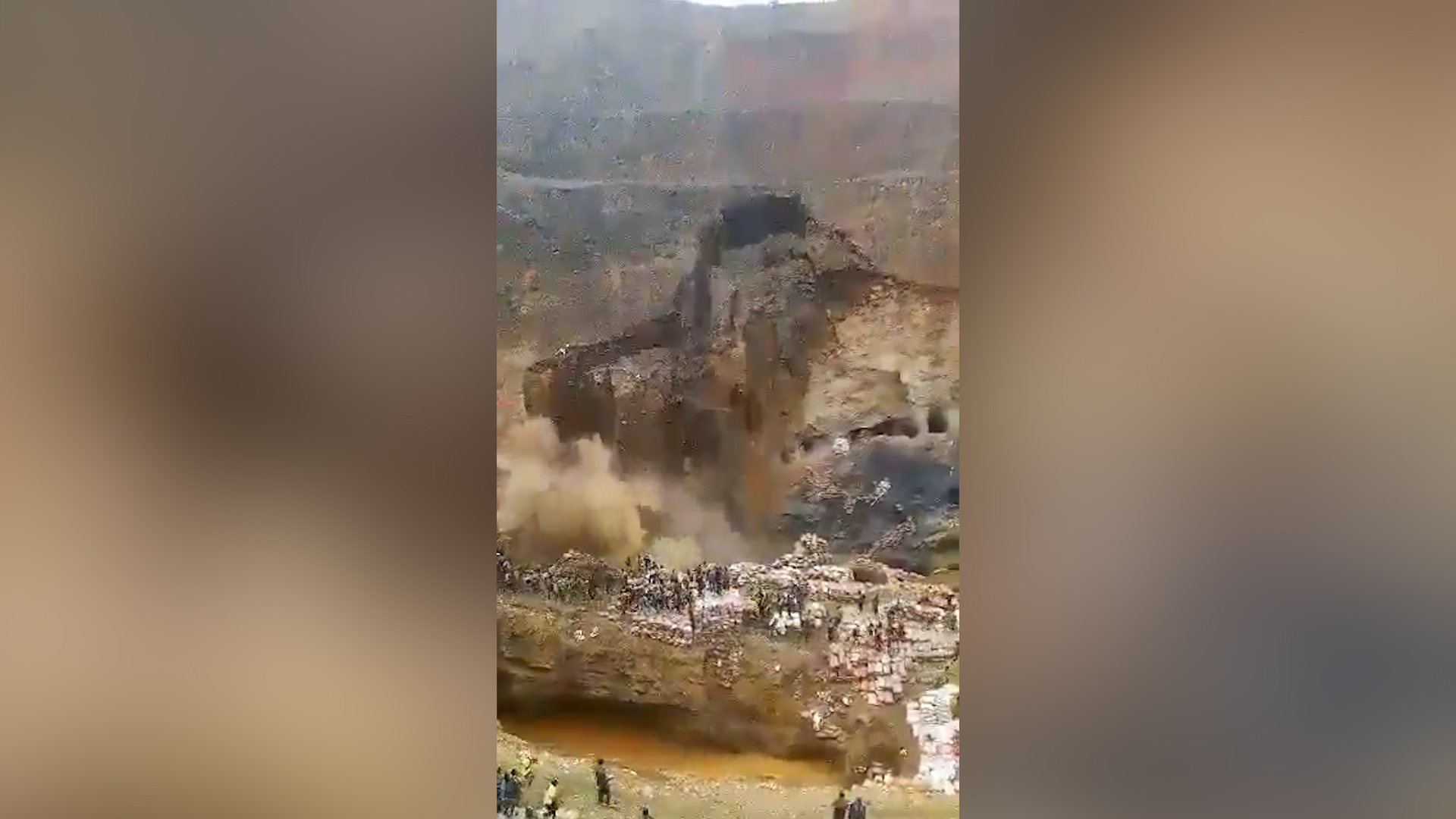 Crolla un ponte in una miniera di cobalto nella Repubblica Democratica del Congo: almeno 32 morti. Il video Crolla un ponte in una miniera di cobalto nella Repubblica Democratica del Congo: almeno 32 morti. Il video