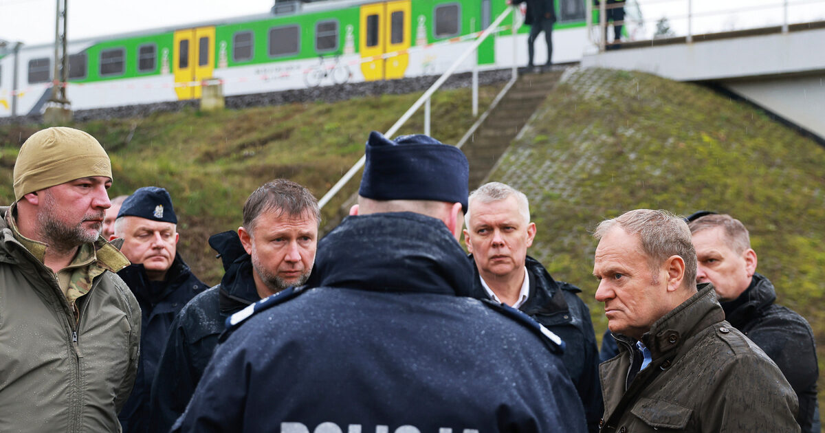 Polonia, danneggiata da una esplosione la ferrovia al confine con l’Ucraina. Il premier Tusk: “Atto di sabotaggio senza precedenti” Polonia, danneggiata da una esplosione la ferrovia al confine con l’Ucraina. Il premier Tusk: “Atto di sabotaggio senza precedenti”