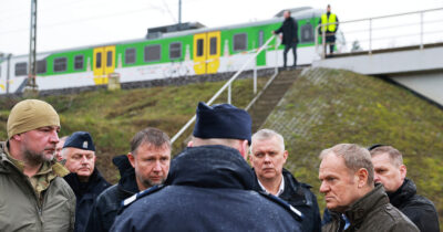 Copertina di Polonia, danneggiata da una esplosione la ferrovia al confine con l’Ucraina. Il premier Tusk: “Atto di sabotaggio senza precedenti”