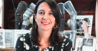 Copertina di “Le calze raccontano chi siamo, sono il vero simbolo dell’emancipazione femminile”: la storia segreta dei collant e i modelli di tendenza dell’inverno 2025