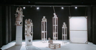 Copertina di Dal mito all’orrore: a teatro La Città dei vivi trasforma l’omicidio Varani in un ritratto spietato della nostra società