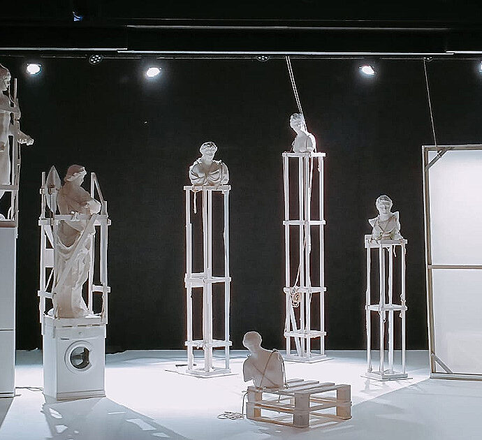 Dal mito all’orrore: a teatro La Città dei vivi trasforma l’omicidio Varani in un ritratto spietato della nostra società