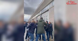 Copertina di Prato, cittadini cinesi aggrediscono gli operai durante uno sciopero: feriti due poliziotti della Digos | Il video