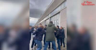 Copertina di Prato, cittadini cinesi aggrediscono gli operai durante uno sciopero: feriti due poliziotti della Digos | Il video