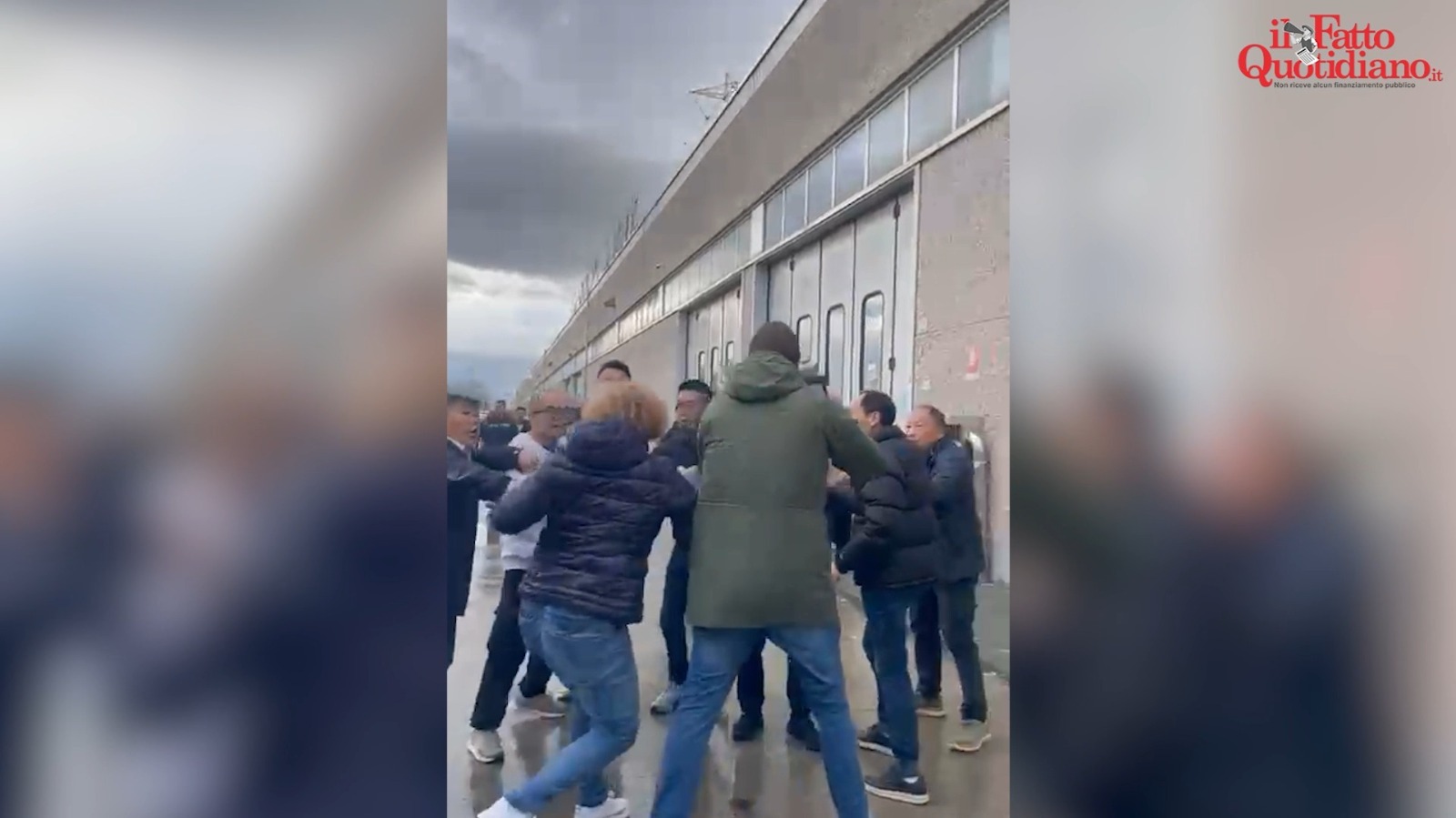 prato cittadini cinesi aggrediscono gli operai durante uno sciopero feriti due poliziotti della digos il video da Ilfattoquotidiano.it prato cittadini cinesi aggrediscono gli operai durante uno sciopero feriti due poliziotti della digos il video