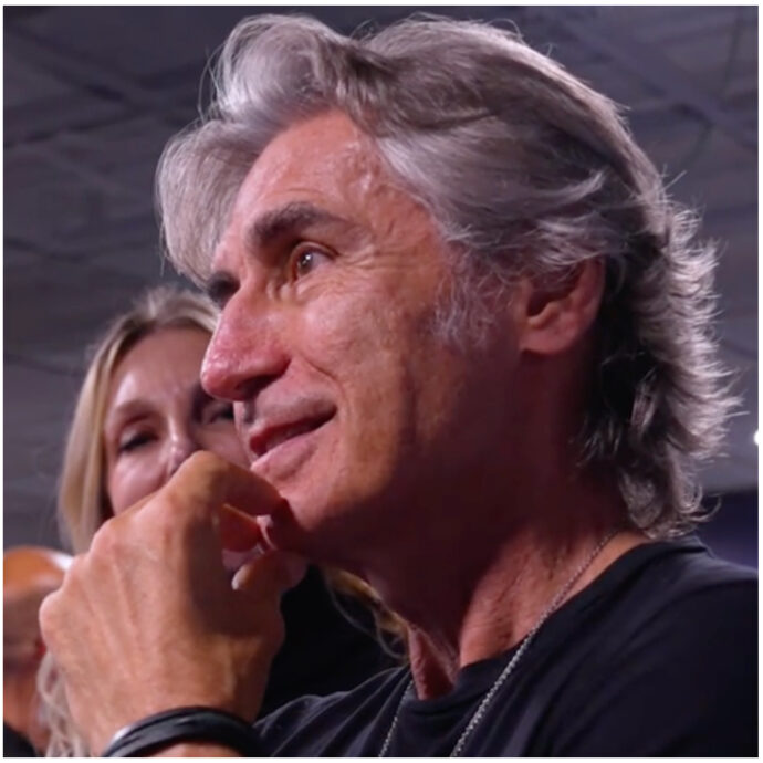 “Mi affascina vederti solo al centro del campo con tutte le persone attorno”: Luciano Ligabue intervista Jannik Sinner. Lui risponde: “Il team è importante”  – VIDEO