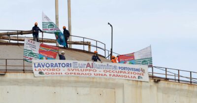 Copertina di Portovesme, lavoratori saliti sul silo a 40 metri