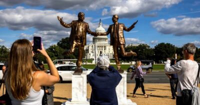 Copertina di Caso Epstein, John Nichols (The Nation): “Élite messe alla berlina: i file giustiziano il potere”