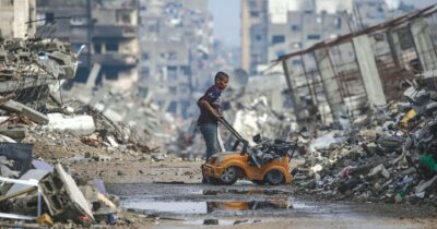 Copertina di Processo Netanyahu: su “sigari e champagne” Bibi balbetta alla sbarra