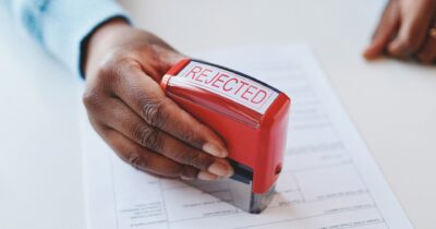 Copertina di “Mamma, ti prego vieni qui a salvarmi” una donna sola di fronte agli Stati Uniti