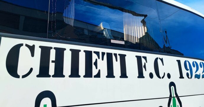 Chieti Calcio, sassi contro il bus. La Digos indaga sui tifosi teatini