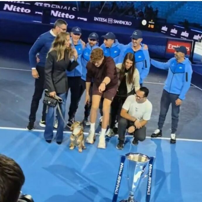 Il cane di Sinner si prende la scena durante la foto con il trofeo: lo sguardo incantato di Snoopy è virale sui social | Video