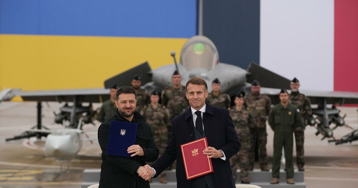Zelensky vola in Francia e ottiene altre armi da Macron: 100 caccia Rafale, sistemi Samp T e droni Zelensky vola in Francia e ottiene altre armi da Macron: 100 caccia Rafale, sistemi Samp T e droni