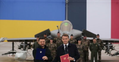Copertina di Zelensky vola in Francia e ottiene altre armi da Macron: 100 caccia Rafale, sistemi Samp-T e droni