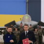 Copertina di Zelensky vola in Francia e ottiene altre armi da Macron: 100 caccia Rafale, sistemi Samp-T e droni