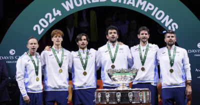 Copertina di Al via le finali di Coppa Davis: date, squadre e regolamento. L’Italia difende il titolo di campione senza Sinner e Musetti